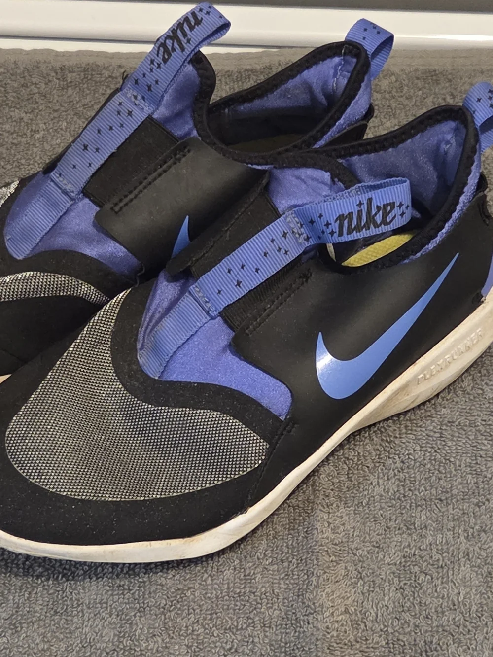 Nike Flexrunner Sneakers Black And Blue Size 4.5y